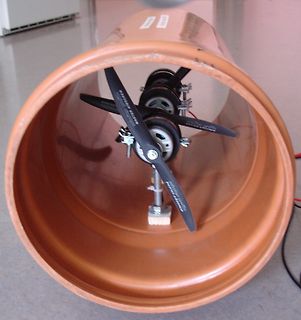 Propeller auf einer Welle in einem Rohr