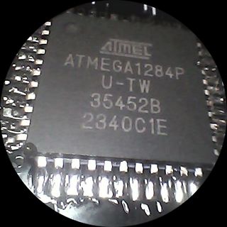 Nahaufnahme eines Atmel ATmega1284P Mikrocontrollers