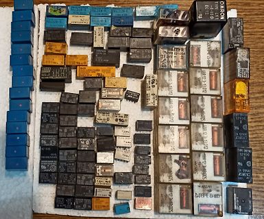 Sammlung verschiedener Relais und elektronischer Bauteile