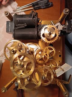 Mechanisches Uhrwerk mit Zahnrädern und Spulen