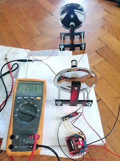 Messaufbau mit Multimeter und Parabolspiegeln