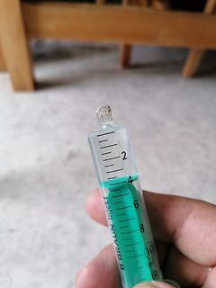 Spritze mit grüner Flüssigkeit