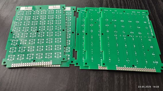 Zwei grüne Leiterplatten für einen Taschenrechner