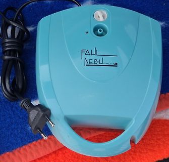 Blaues elektrisches Gerät mit Netzkabel