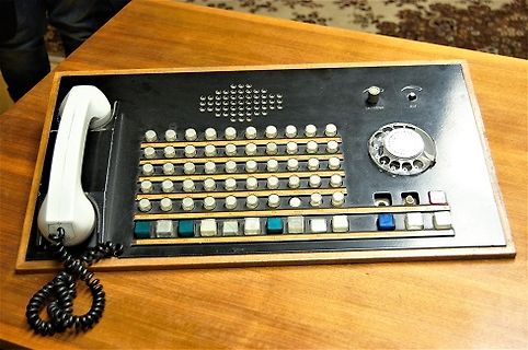 Altes Telefon mit Tastatur und Hörer