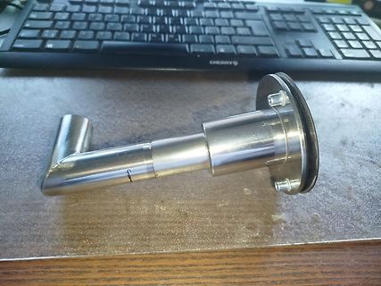 Metallisches Rohrstück mit Flansch