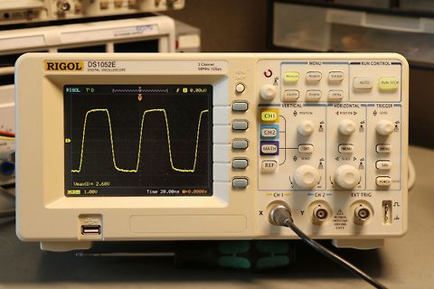 Rigol DS1052E digitales Oszilloskop mit Rechtecksignal