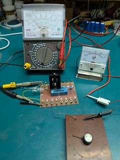 Elektronik-Messaufbau mit Multimeter und Leiterplatte