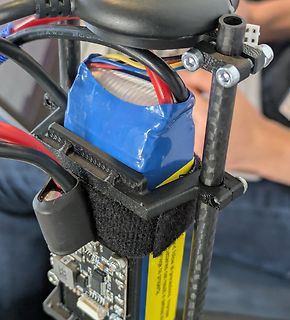 Detailaufnahme eines Drohnenaufbaus mit Akku und Elektronik