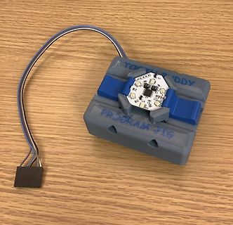 3D-gedrucktes Gehäuse mit Platine und Kabeln