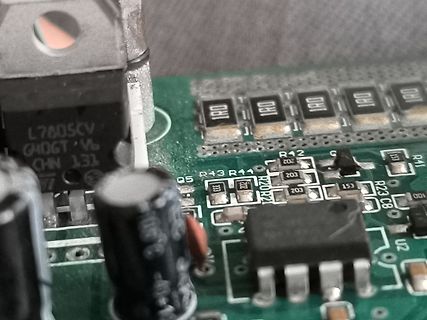 Nahaufnahme einer Leiterplatte mit elektronischen Bauteilen