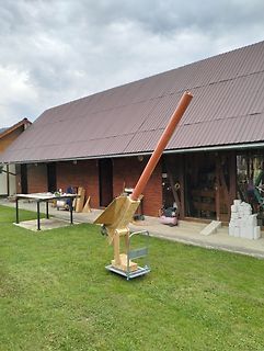 Skulptur aus Holz und Rohr im Freien