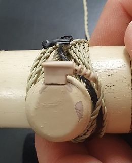 Bauteil auf Holzstab mit Wicklungen