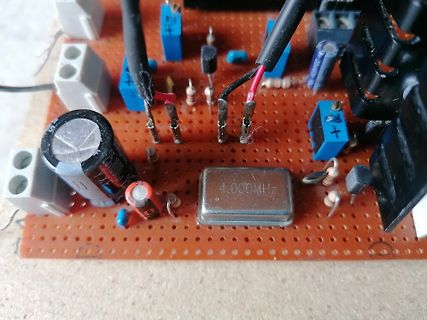 Bestückte Lochrasterplatine mit elektronischen Bauteilen