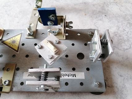 Mechanische Bauteile auf Metallplatte