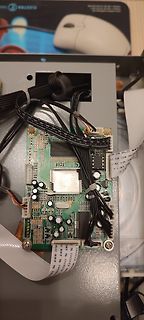 Leiterplatte mit Kabeln in einem Gehäuse