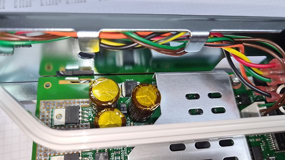 Innenansicht einer Leiterplatte mit Elektrolytkondensatoren