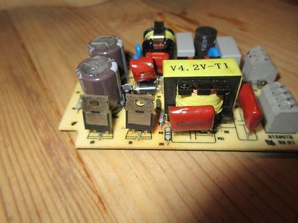 Leiterplatte eines Schaltnetzteils mit Transformator und Kondensatoren
