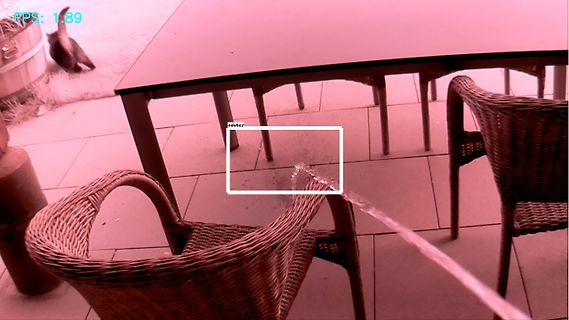 Wärmebildaufnahme eines Außenbereichs mit Tisch und Stühlen