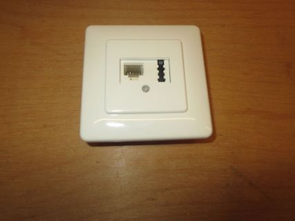 Weiße Netzwerkdose mit RJ45-Stecker
