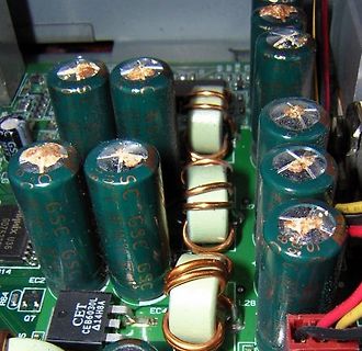 Elektrolytkondensatoren und Spulen auf einer Leiterplatte