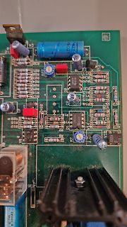 Foto einer bestückten Leiterplatte mit elektronischen Bauteilen