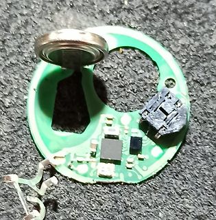 Leiterplatte mit Knopfzellenbatterie und Bauteilen