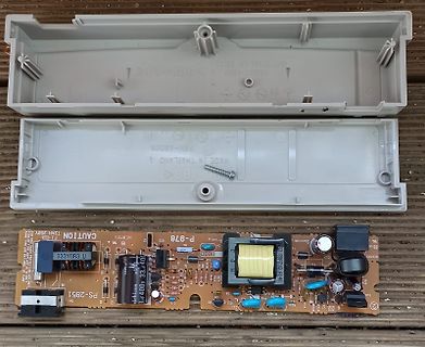 Geöffnetes Schaltnetzteil mit Gehäuse und Leiterplatte