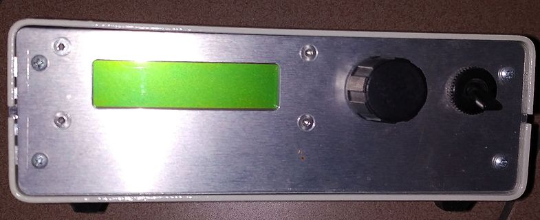 Gehäuse eines elektronischen Geräts mit Display und Drehregler