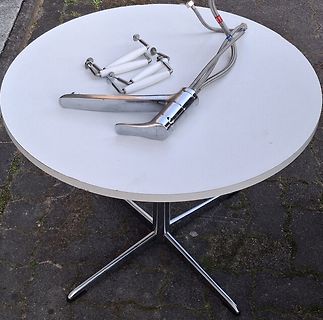 Armaturen eines Duschsystems auf einem Tisch