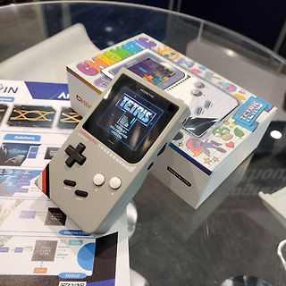 Handheld-Spielekonsole mit Tetris und Verpackung