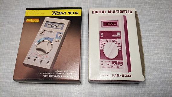 Verpackungen von zwei Digitalmultimetern