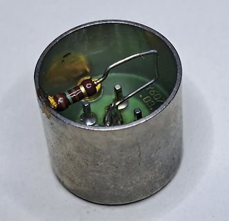 Geöffnetes Metallgehäuse mit Bauteilen