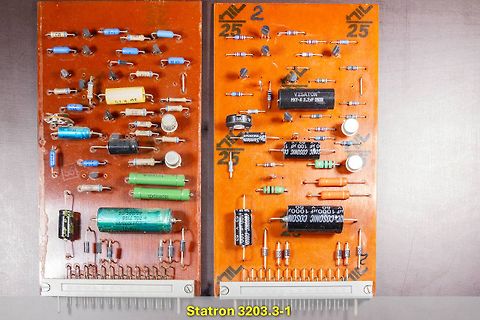Zwei Leiterplatten mit elektronischen Bauteilen