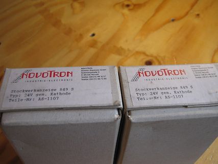 Zwei Kartons von Novotron Industrie-Electronic