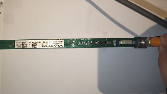 Leiterplatte mit Aufkleber und Stecker
