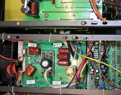 Innenansicht einer Leiterplatte mit elektronischen Bauteilen