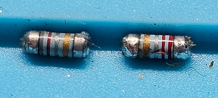 Zwei Widerstände auf blauem Untergrund