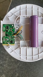 Geöffnete Elektronik mit Leiterplatte und Batterie