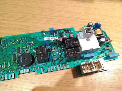Elektronische Leiterplatte mit Bauteilen