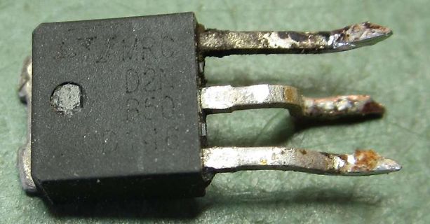 Elektronikbauteil mit drei Anschlüssen