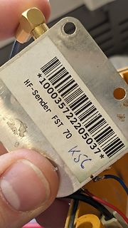 Metallplatte mit Barcode und Beschriftung