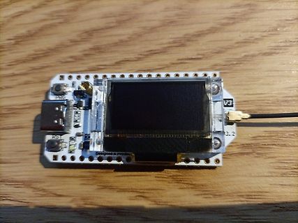 Mikrocontroller-Board mit Display und USB-Anschluss