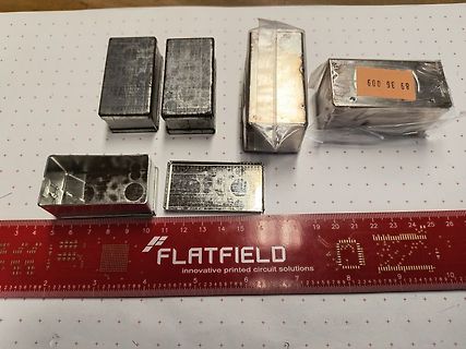 Metallblöcke und Lineal auf weißem Untergrund