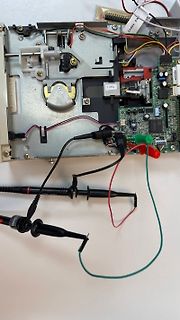 Messaufbau an einem geöffneten elektronischen Gerät mit Tastköpfen