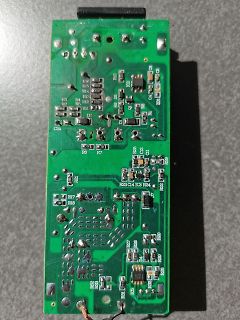Foto einer Leiterplatte mit elektronischen Bauteilen