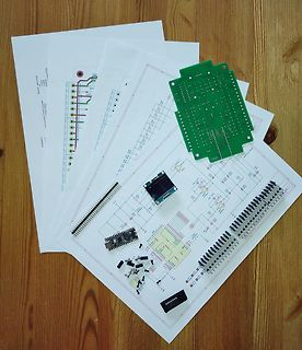 Schaltplan, Leiterplatte und elektronische Bauteile auf Holzuntergrund