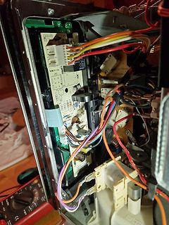 Innenansicht eines elektronischen Geräts mit Leiterplatte und Verkabelung