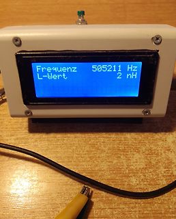 Messgerät mit Frequenz und Induktivität auf Display