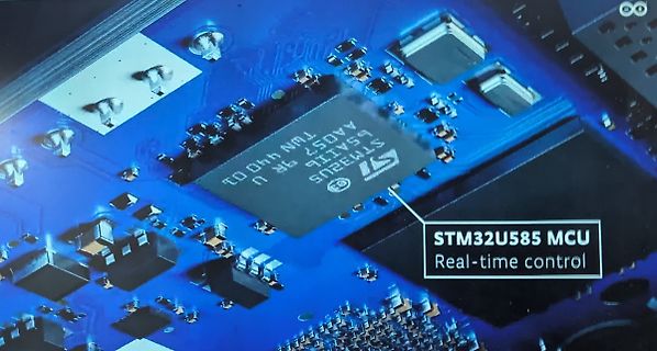 Nahaufnahme eines STM32U585 Mikrocontrollers auf einer Leiterplatte